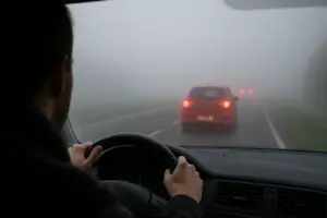 Come si guida con la nebbia? Gli errori comuni che aumentano il rischio di incidenti