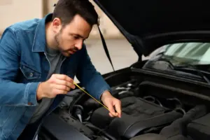 Controllo livello olio motore: la verifica semplice che previene danni gravissimi all’auto